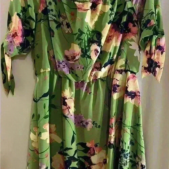 New York & Co Short Floral Dress. Size Large - Picture 4 of 5